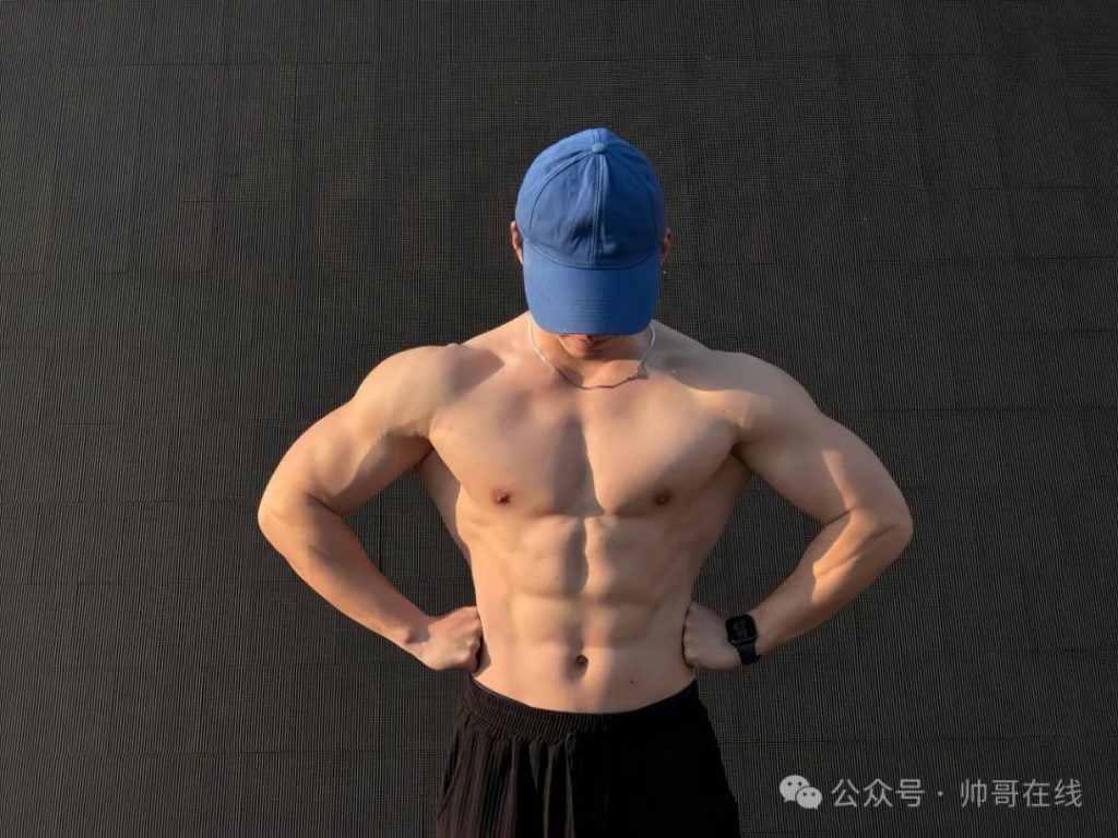 躺草地腹肌爱好者,这身材够顶了吧?