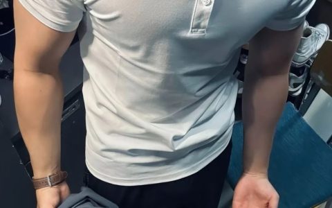北体学长穿制服白袜宿舍自拍，大胸肌引得网友疯狂点赞！