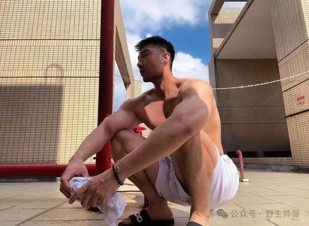穿内裤自拍的野生运动男让人窒息，长得太大了！