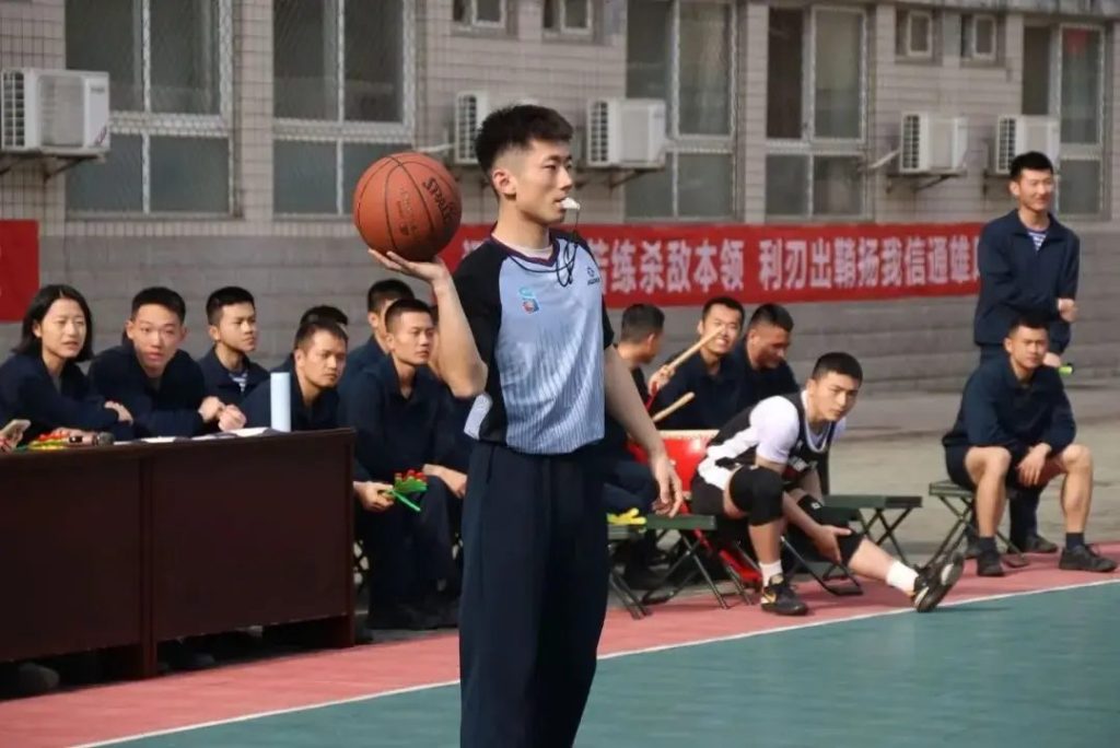 大鼻子178cm武体体育生,穿灰裤子绝了