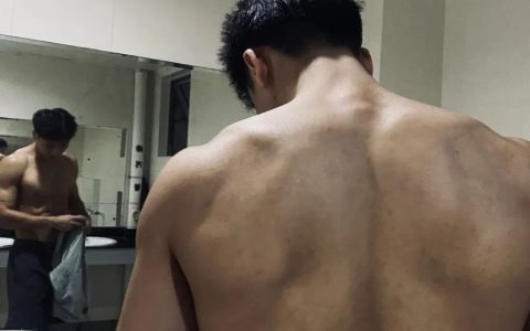 黑皮体育生球场擦汗，这腹肌让粉丝求当毛巾！