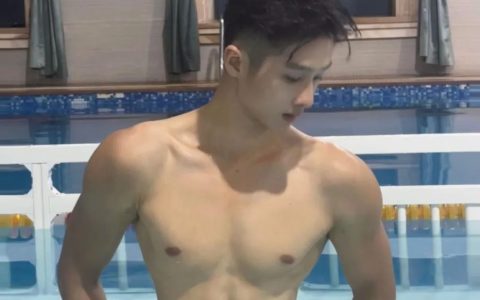 奶狗脸薄肌小鲜肉帅哥，连腹肌都是嫩的!