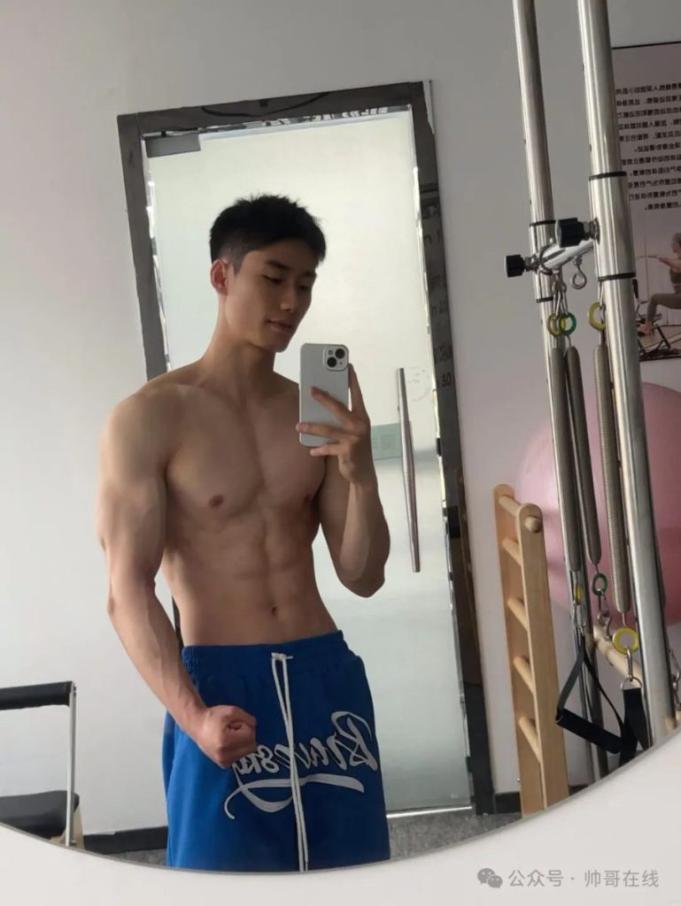 单眼皮肌肉健身帅哥,最大的资本就是身材!