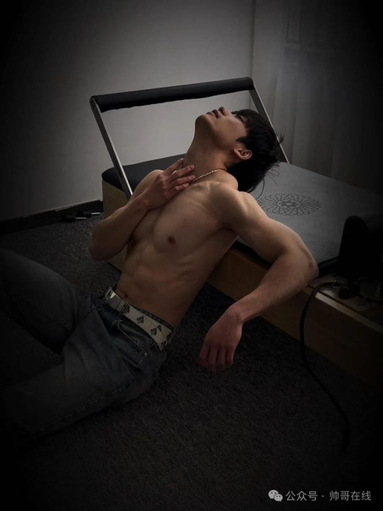 单眼皮肌肉健身帅哥,最大的资本就是身材!