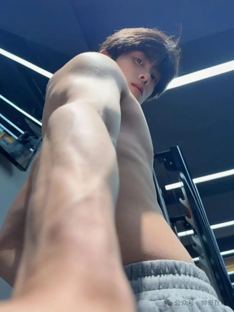 宽肩窄腰薄肌健身男大，一整个少年感硬控15秒！