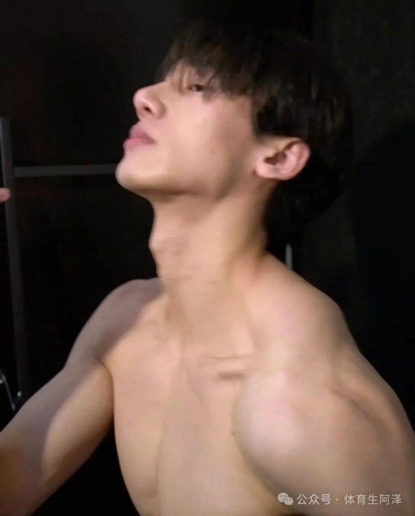 195黑皮港风男大体育生，硬汉般的颜值，薄肌身材太诱惑.....