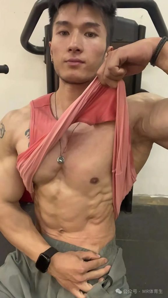 24岁广州巨无霸健身私教,壮硕野性,这身肌肉简直绝了