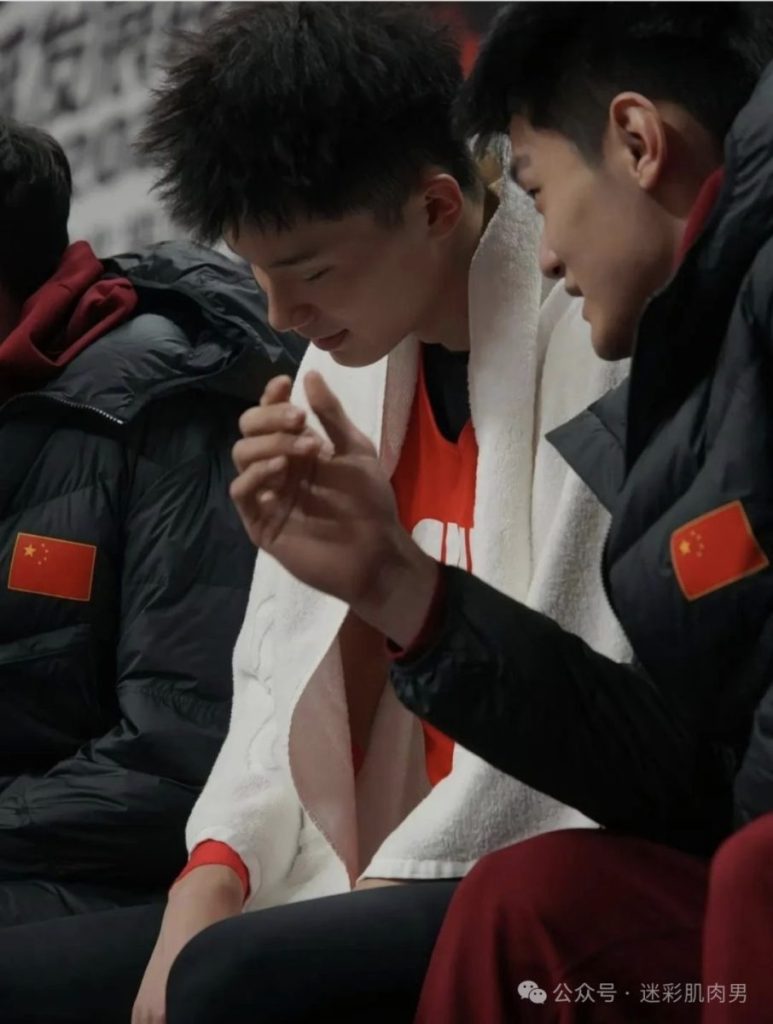 19岁的山东男大体育生，193CM大长腿真的超强！