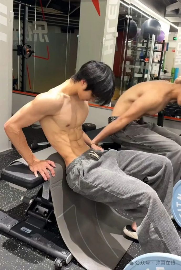 白天少年感晚上练肌肉,男大体育生弟弟来了!