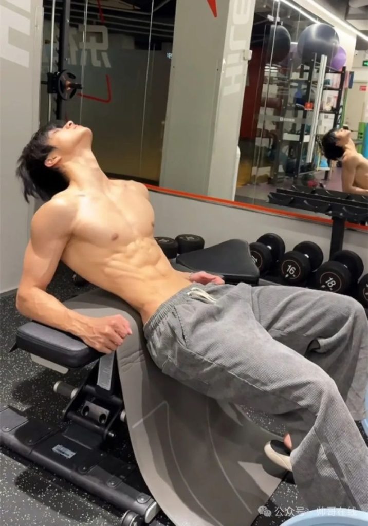白天少年感晚上练肌肉,男大体育生弟弟来了!