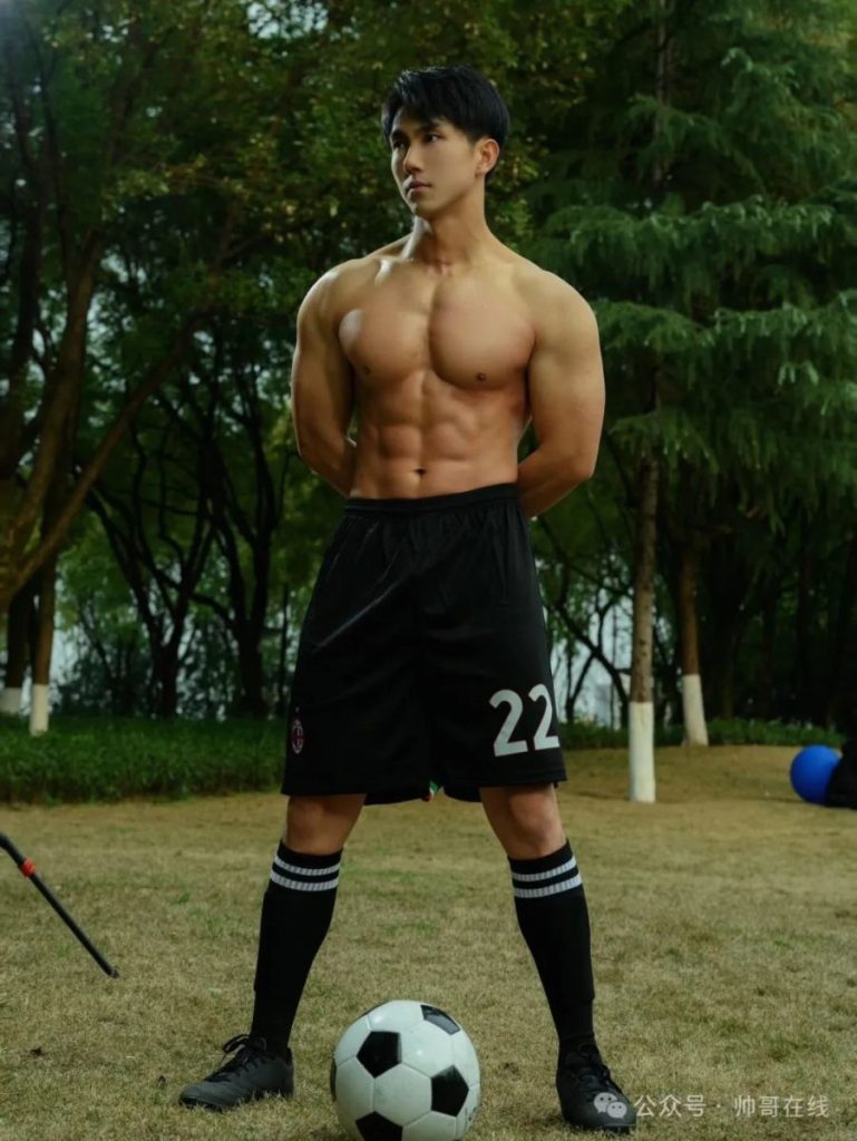 黑皮足球肌肉壮男,大胸肌身材也太顶了!