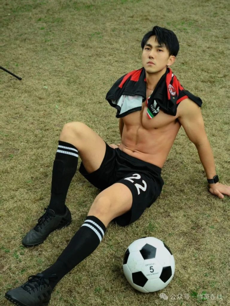 黑皮足球肌肉壮男,大胸肌身材也太顶了!