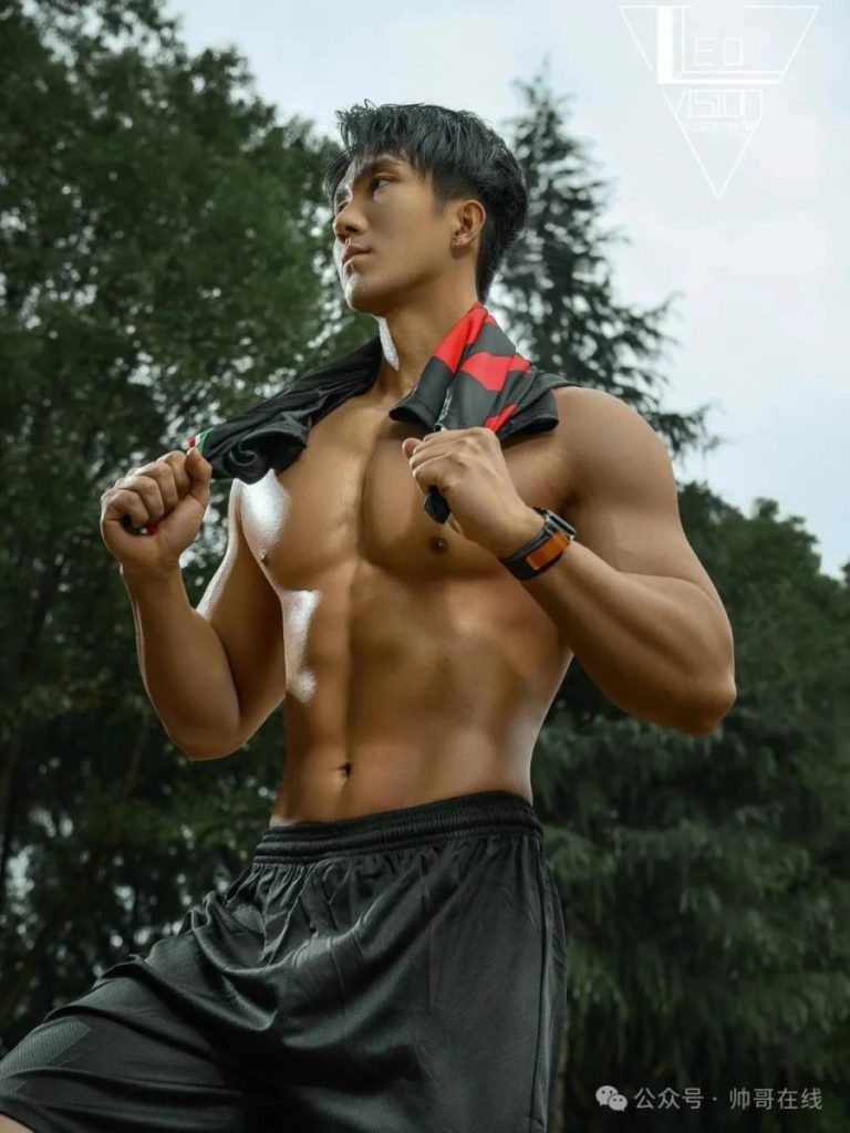 黑皮足球肌肉壮男,大胸肌身材也太顶了!