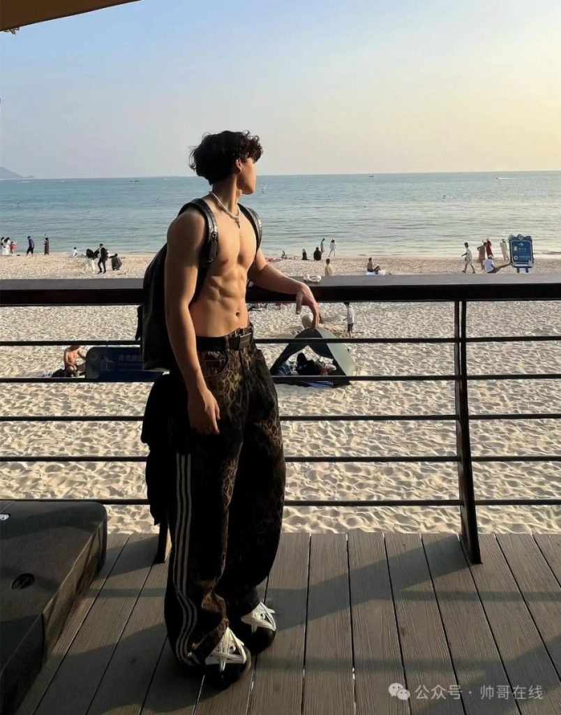 海边的腹肌体育生小帅哥，小身板嘎嘎帅！