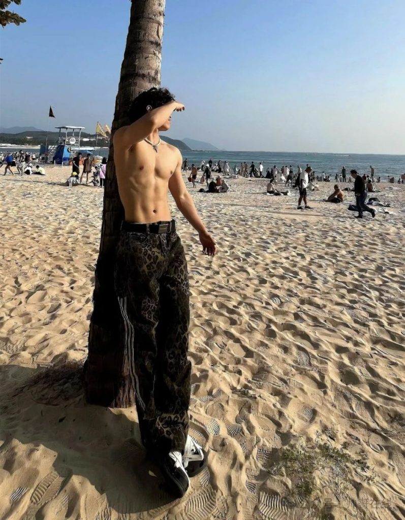海边的腹肌体育生小帅哥,小身板嘎嘎帅!