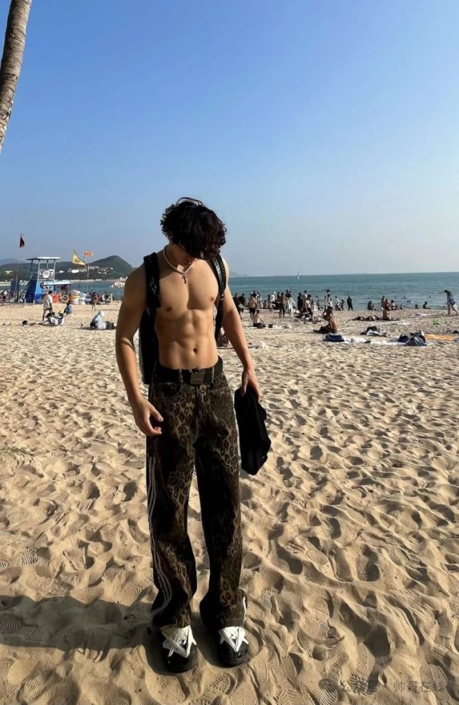 海边的腹肌体育生小帅哥,小身板嘎嘎帅!