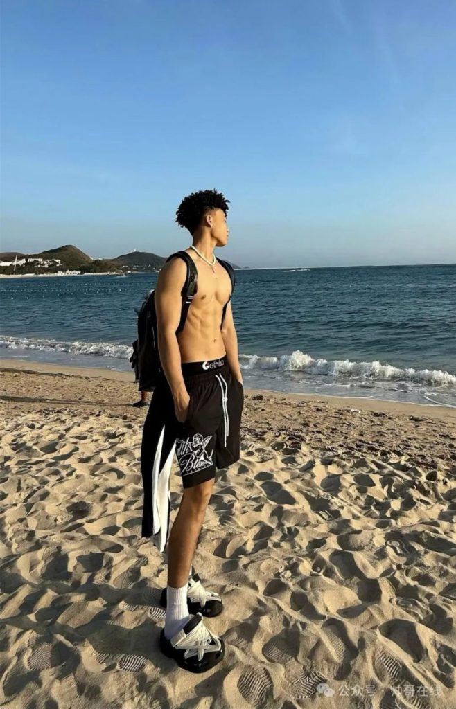 海边的腹肌体育生小帅哥,小身板嘎嘎帅!