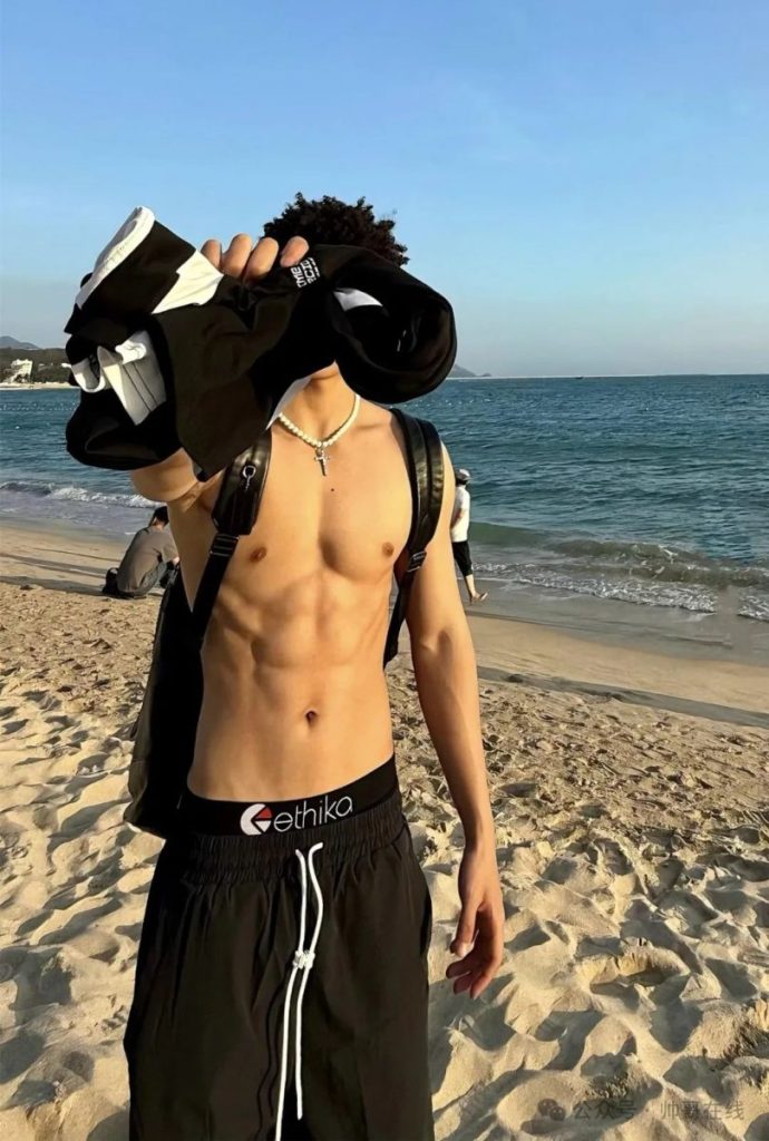 海边的腹肌体育生小帅哥,小身板嘎嘎帅!