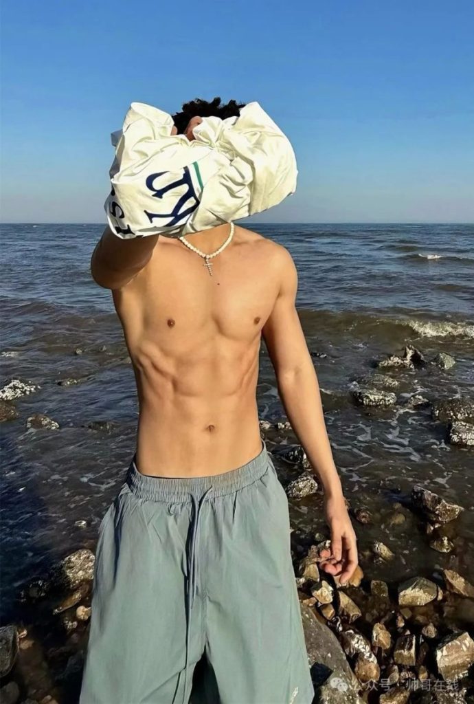 海边的腹肌体育生小帅哥,小身板嘎嘎帅!