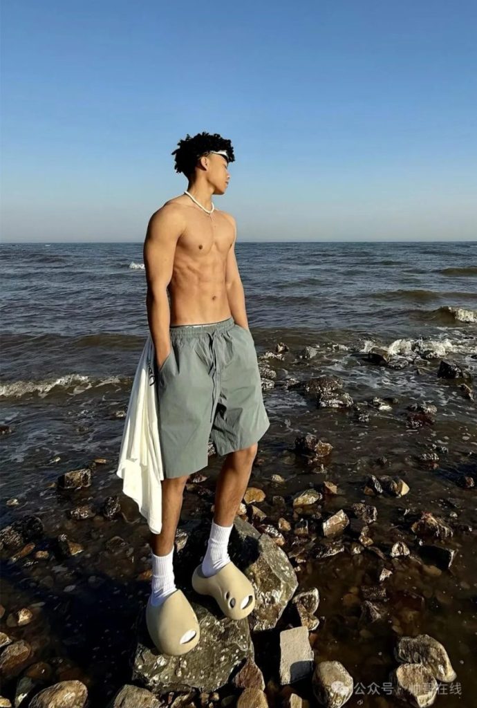 海边的腹肌体育生小帅哥,小身板嘎嘎帅!
