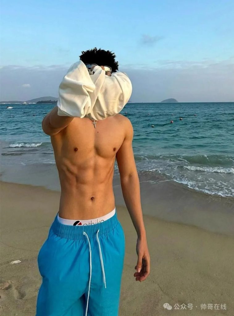 海边的腹肌体育生小帅哥,小身板嘎嘎帅!