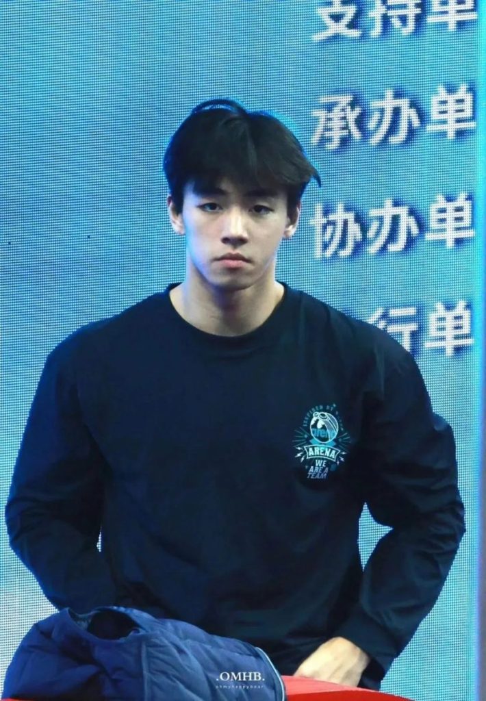 是谁在谈？这个又乖又帅的游泳男神，宽肩窄腰大长腿！