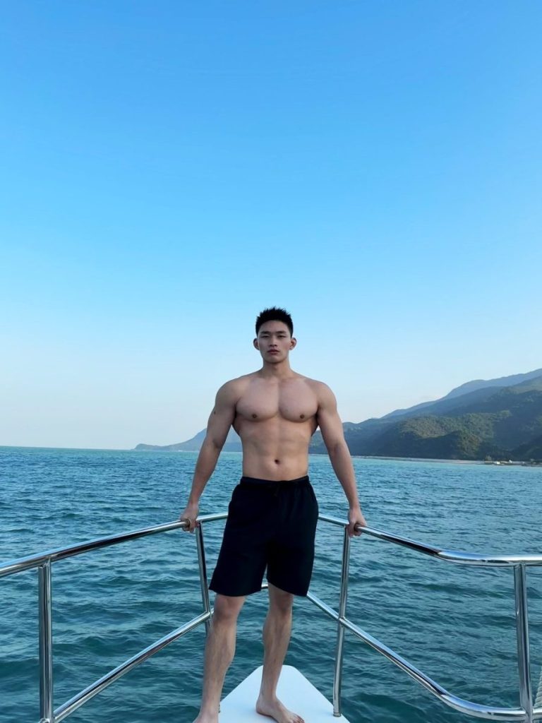 肖一谴镜头下的肌肉帅哥:白里透红大胸肌,颜值身材双在线!