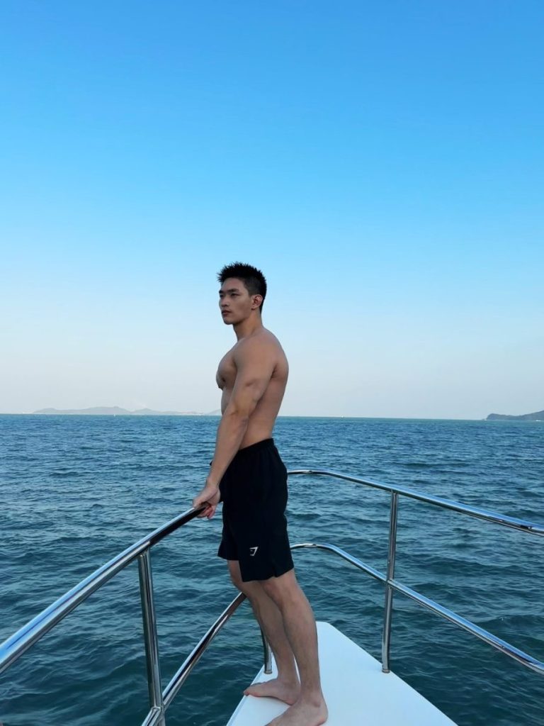 肖一谴镜头下的肌肉帅哥:白里透红大胸肌,颜值身材双在线!