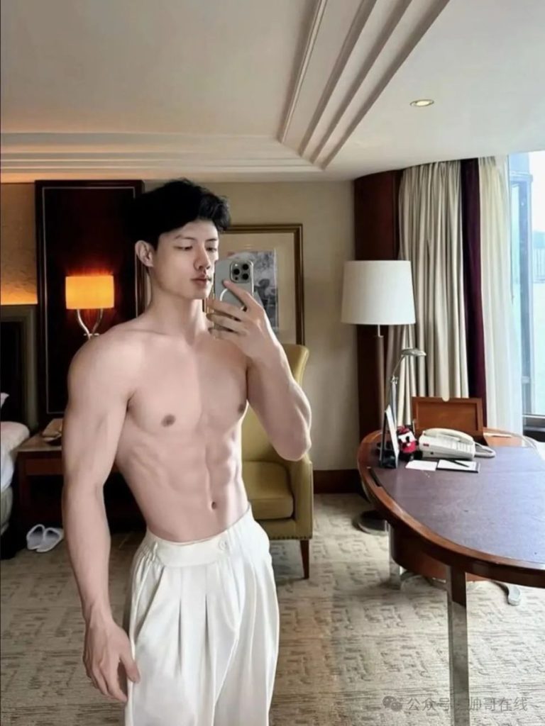 宽肩窄腰白皮腹肌帅哥,身子真馋哭人!