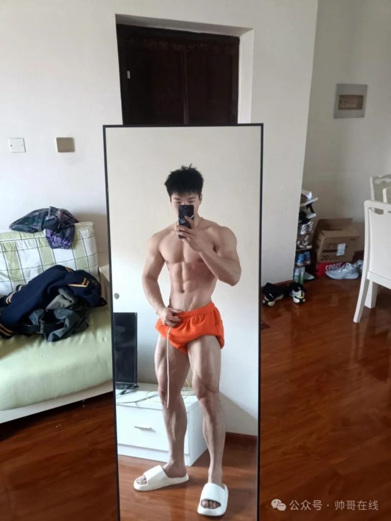 宽肩窄腰大肌肉健身帅哥,够大只吗?