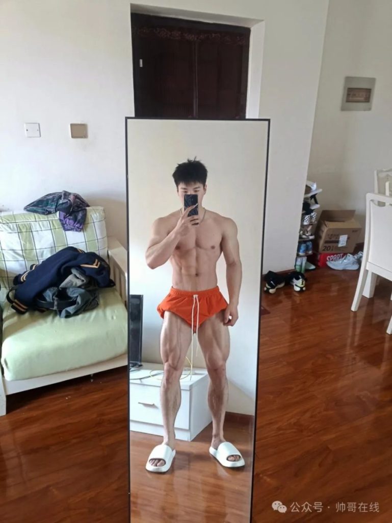 宽肩窄腰大肌肉健身帅哥,够大只吗?