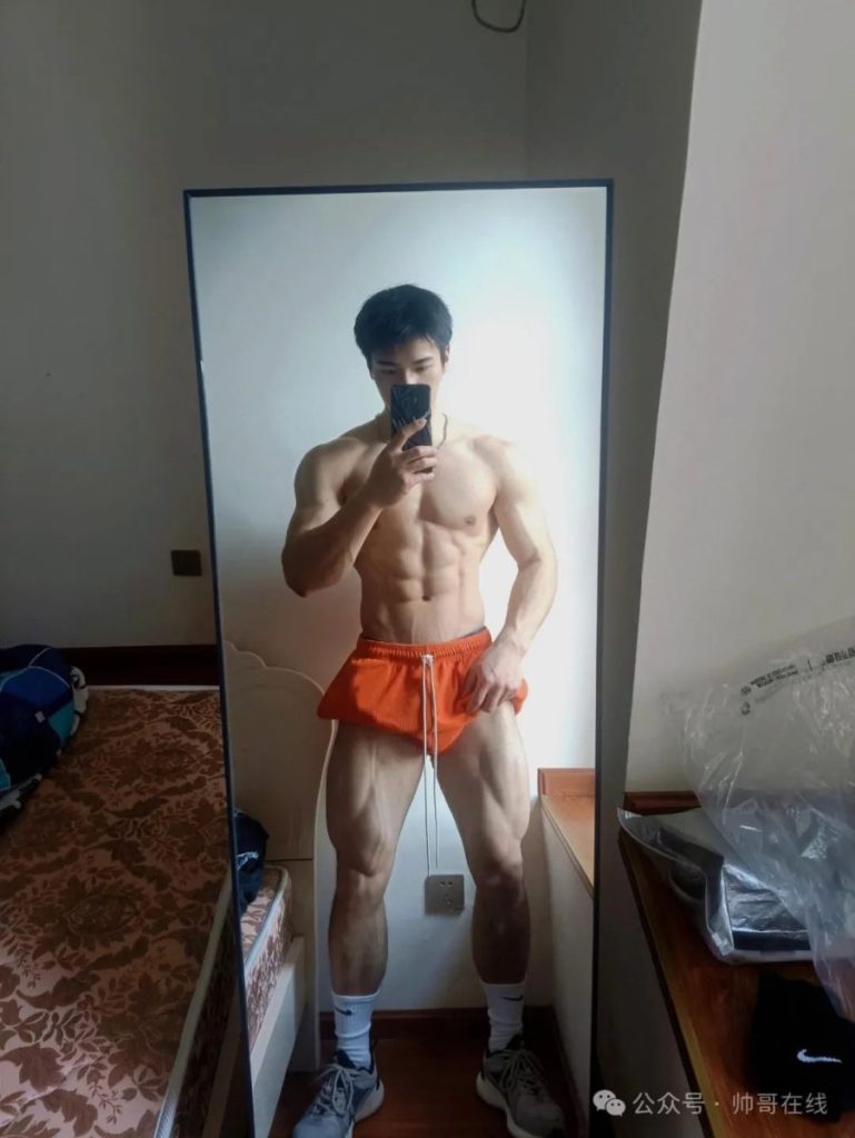宽肩窄腰大肌肉健身帅哥,够大只吗?