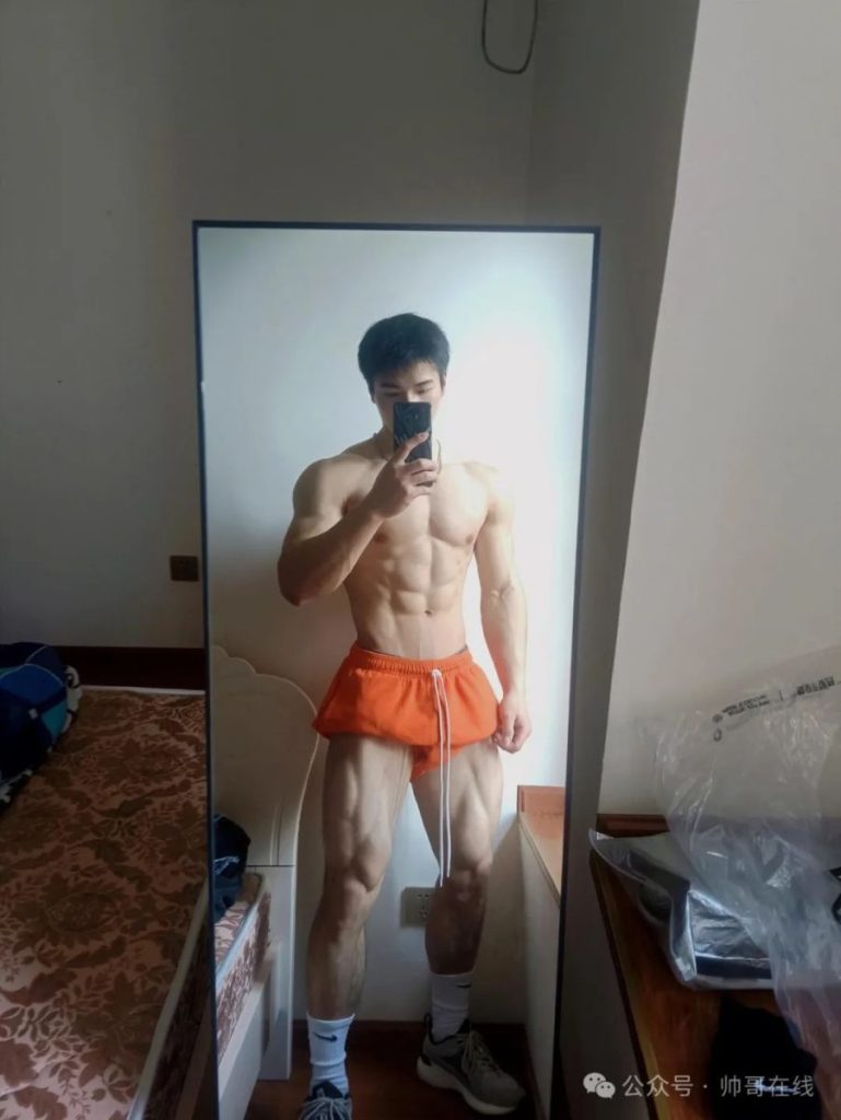 宽肩窄腰大肌肉健身帅哥,够大只吗?