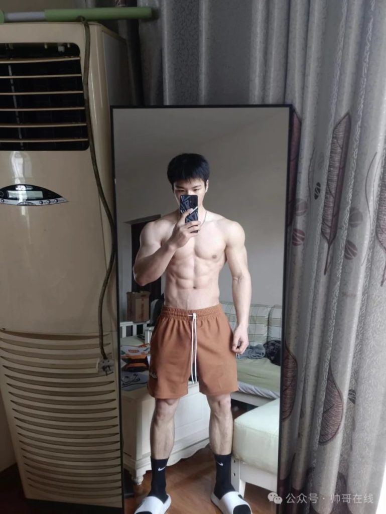 宽肩窄腰大肌肉健身帅哥,够大只吗?