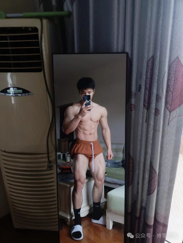宽肩窄腰大肌肉健身帅哥,够大只吗?