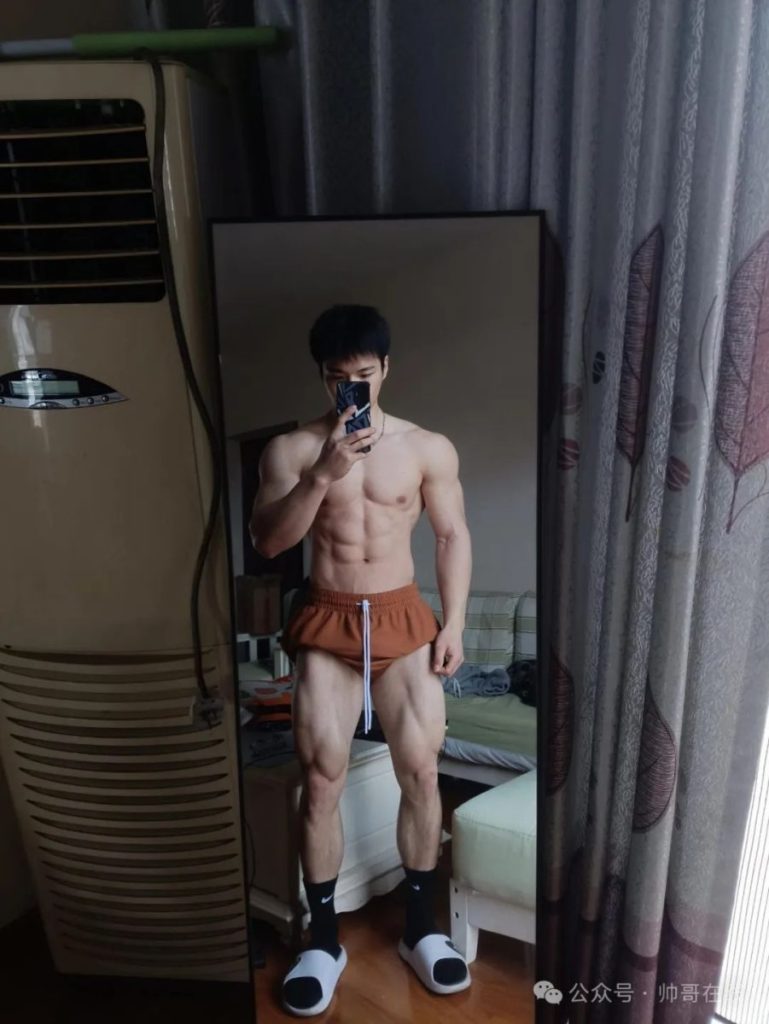 宽肩窄腰大肌肉健身帅哥,够大只吗?