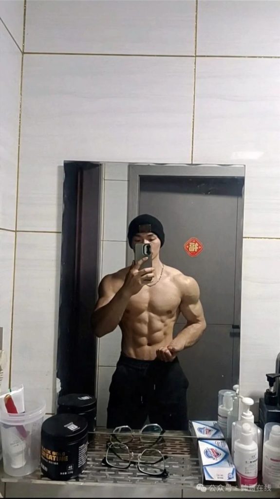 宽肩窄腰大肌肉健身帅哥,够大只吗?