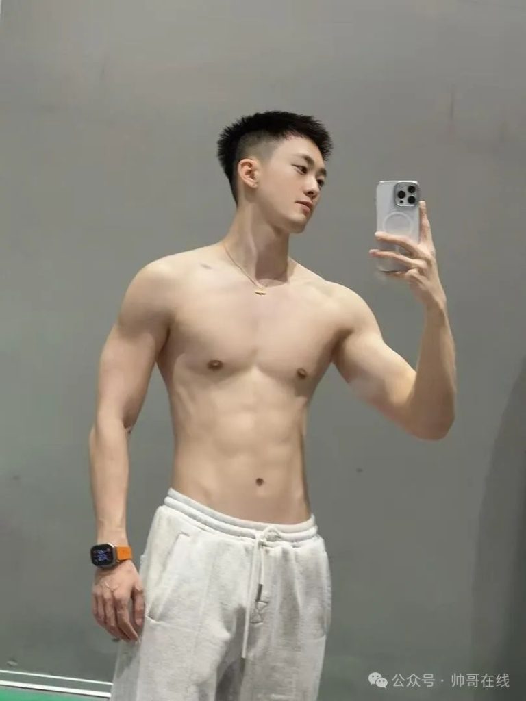 精致帅气的白皮薄肌小鲜肉,颜值身材极度舒适!