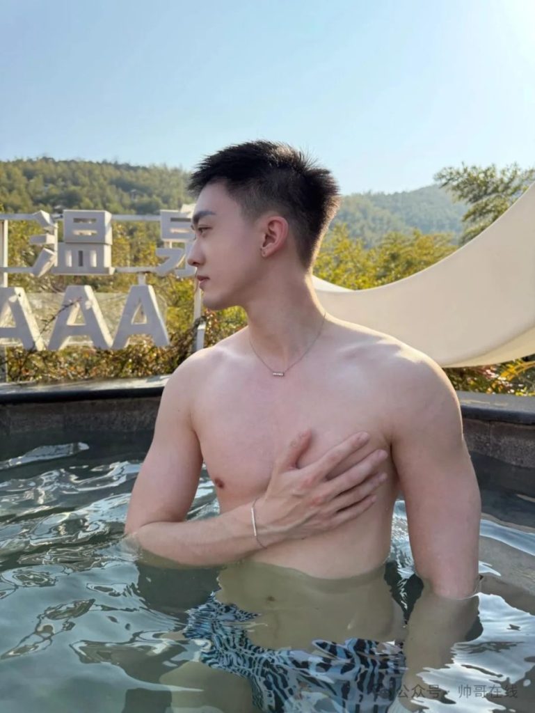 精致帅气的白皮薄肌小鲜肉,颜值身材极度舒适!