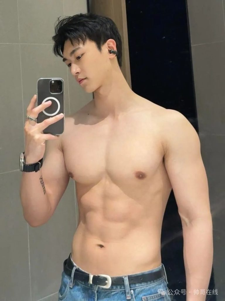 毫无训练痕迹的白皮肌肉壮男,这种身材你喜欢吗?