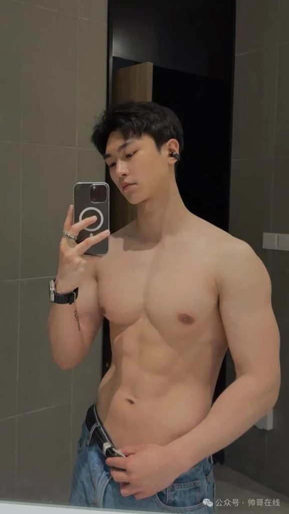 毫无训练痕迹的白皮肌肉壮男,这种身材你喜欢吗?