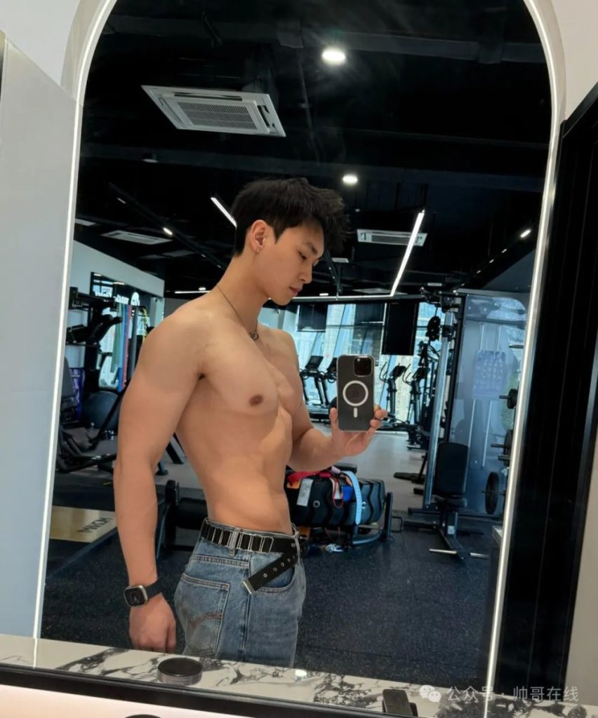 毫无训练痕迹的白皮肌肉壮男,这种身材你喜欢吗?