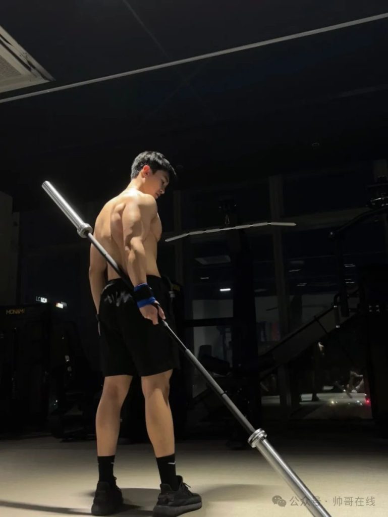 毫无训练痕迹的白皮肌肉壮男,这种身材你喜欢吗?