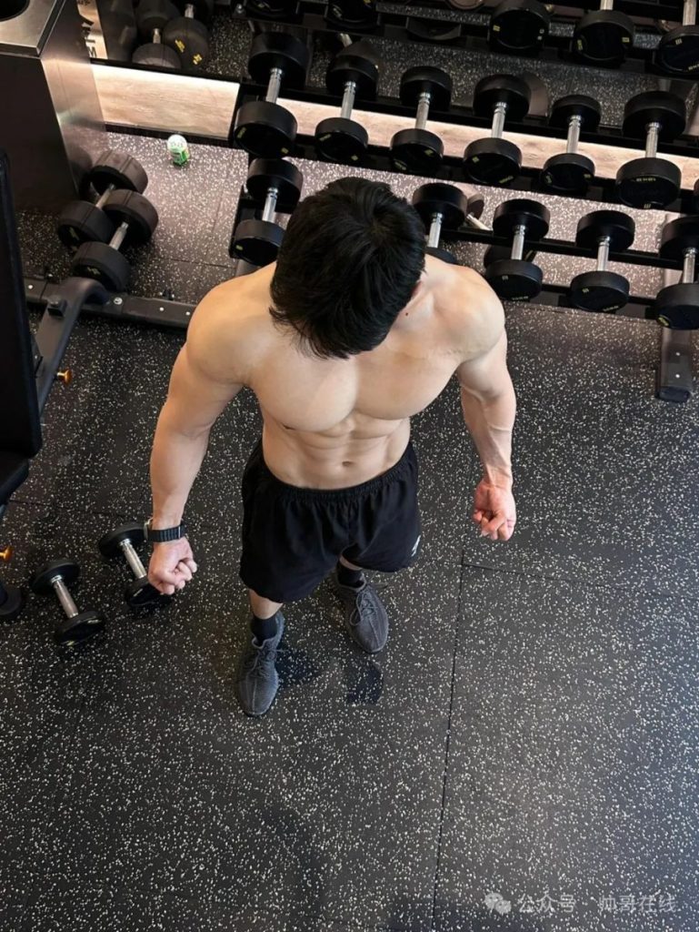毫无训练痕迹的白皮肌肉壮男,这种身材你喜欢吗?