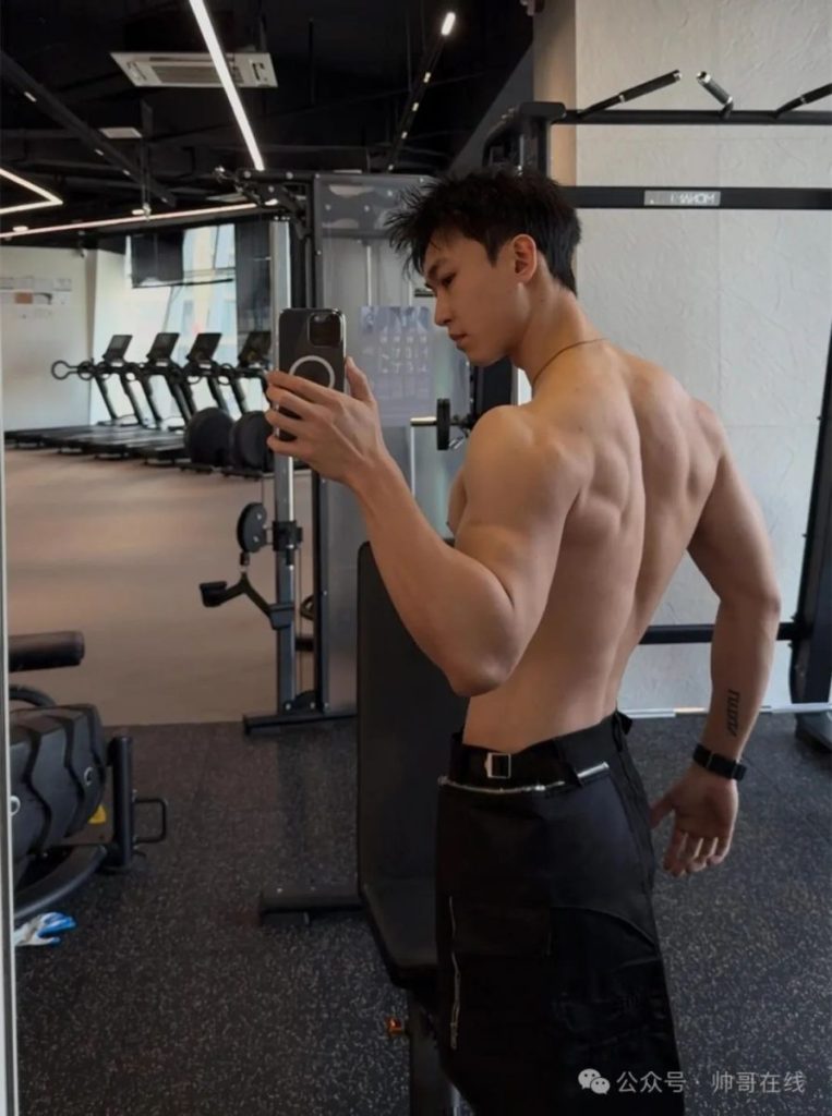 毫无训练痕迹的白皮肌肉壮男,这种身材你喜欢吗?