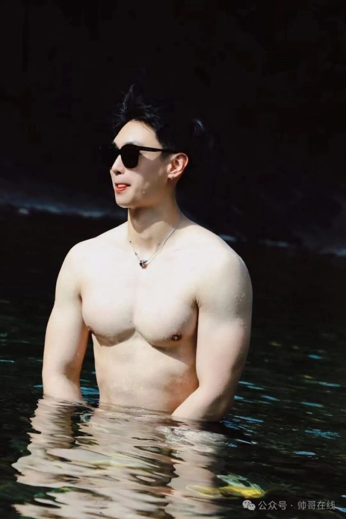 毫无训练痕迹的白皮肌肉壮男,这种身材你喜欢吗?