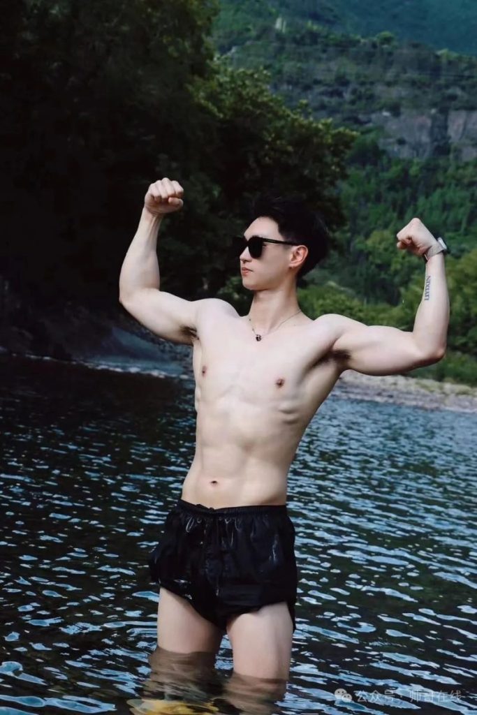 毫无训练痕迹的白皮肌肉壮男,这种身材你喜欢吗?