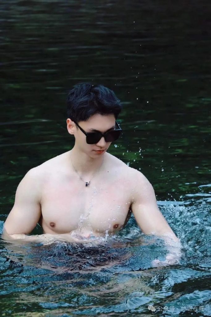 毫无训练痕迹的白皮肌肉壮男,这种身材你喜欢吗?
