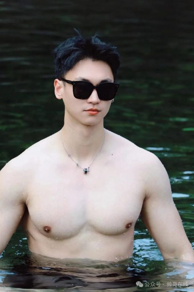 毫无训练痕迹的白皮肌肉壮男,这种身材你喜欢吗?