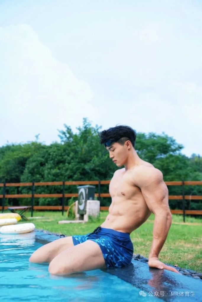 南京肌肉小哥,可以感受到他大维度肌肉的蠢蠢欲动